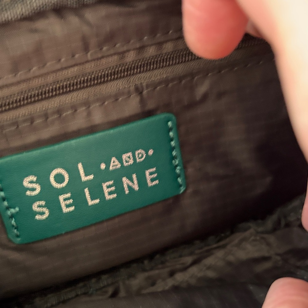 Chic Green Woven Crossbody Bag - Picture 2 of 4